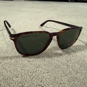 Share Persol PO3019S 24/31 Unisex Sunglasses - Havana/Green, Original Packaging.